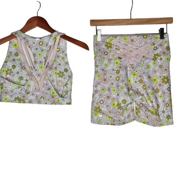 Fabletics Retro Floral Daisy Boost PowerHold High Waisted 6'' Short & Sports Bra - Picture 11 of 16